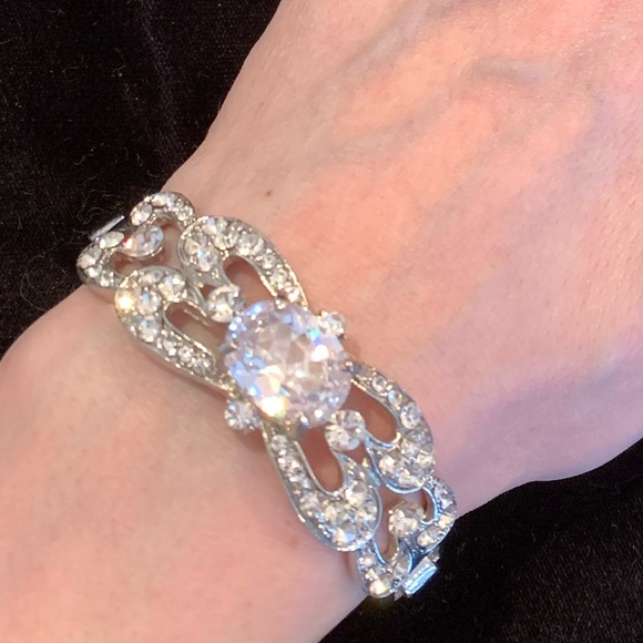 🆕🔥Crystal Bracelet Very Shiny Large Center Stone - Picture 2 of 6